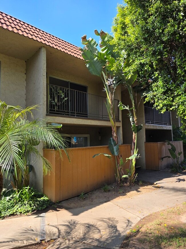 Building Photo - Newly renovated with new appliances 3 bedr...
