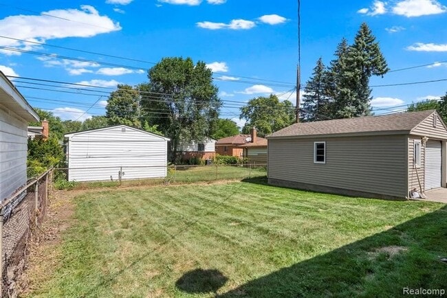 Building Photo - Gorgeous Madison Heights Gem!