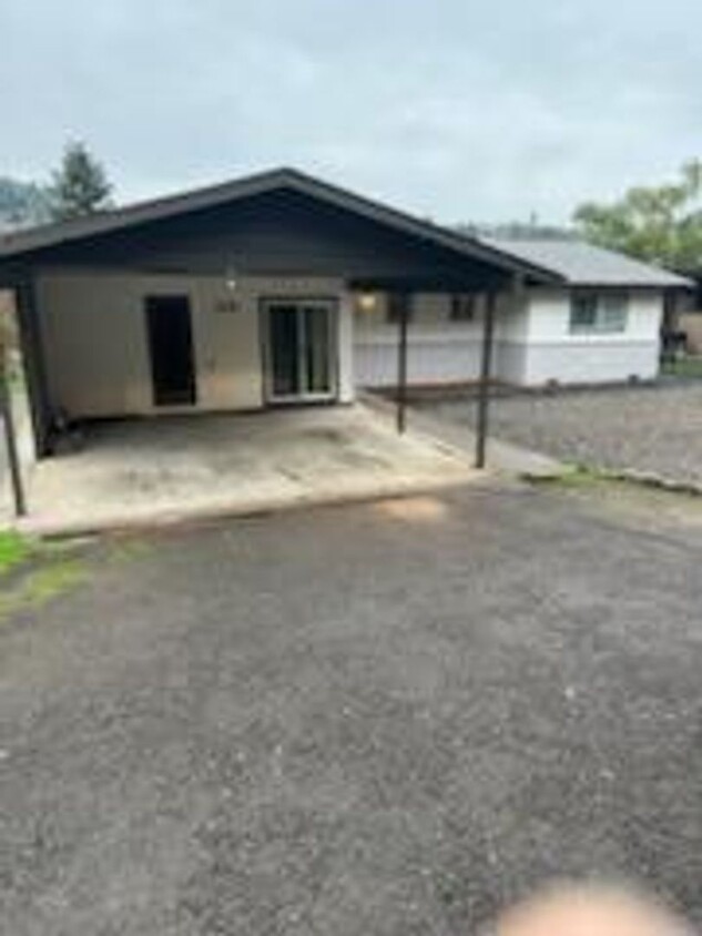 Foto principal - Great Roseburg location 3-bedroom 1.5 Bath...