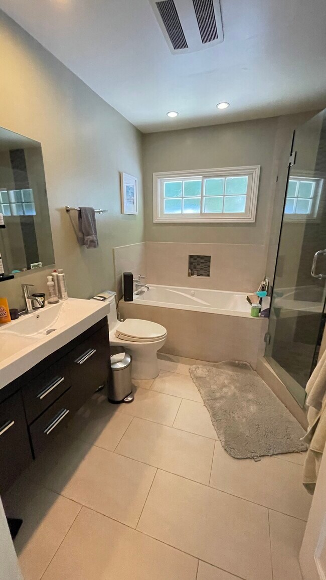 Building Photo - 4623 Van Noord Ave