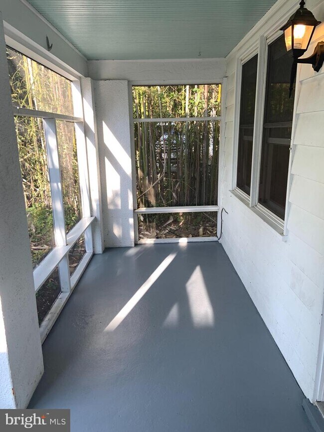 Building Photo - 1072 River Bay Rd