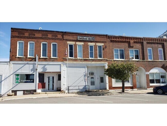 Building Photo - 105 Elm St N