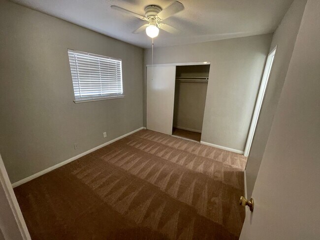 Building Photo - COME SEE THIS LOVELY HOME 3 BEDROOMS AND 2 BATH !