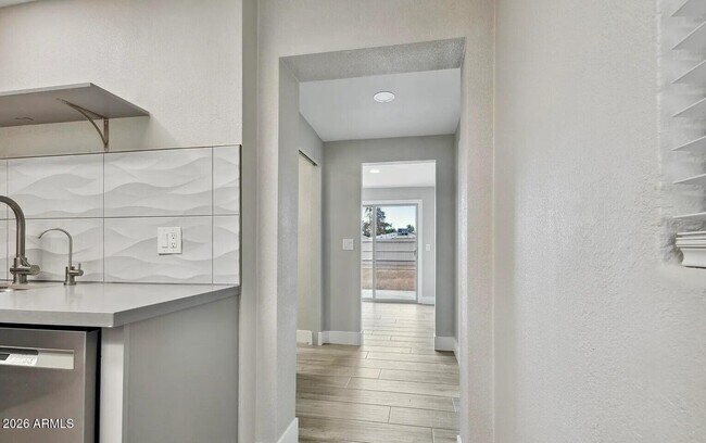Foto del edificio - 2068 E Howe Ave