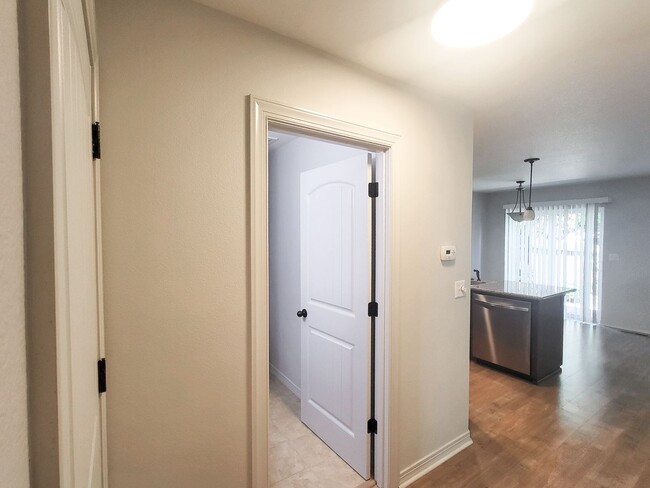 Foto del edificio - 407-409 Madrona Ave SE