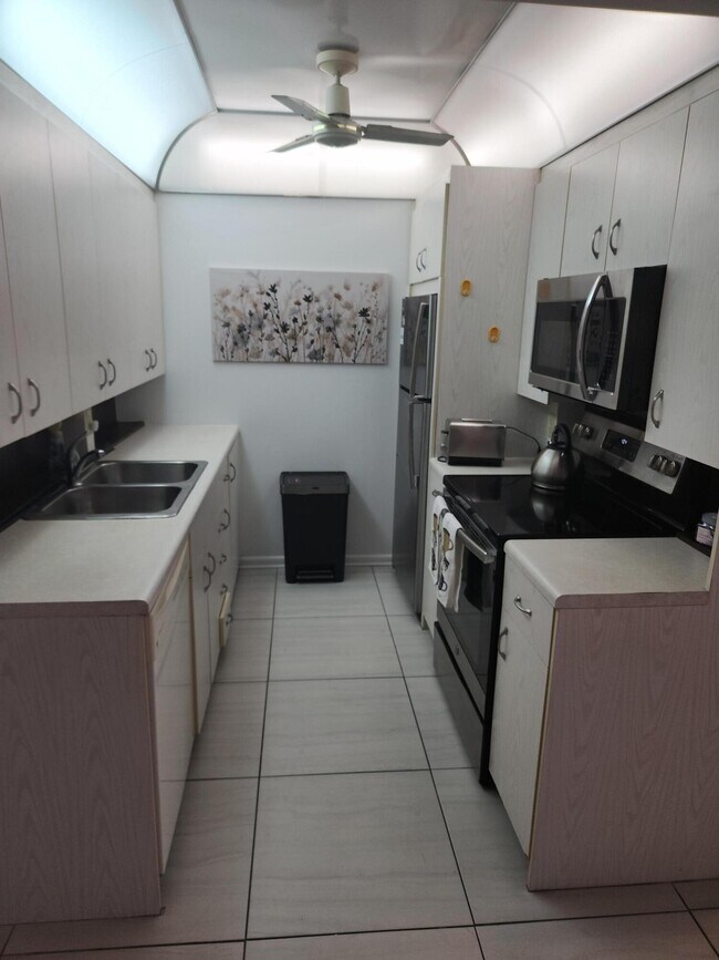 Foto del edificio - 3059 Ainslie Dr