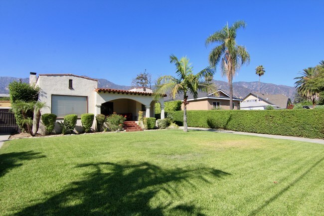 Building Photo - 1747 Oakwood St