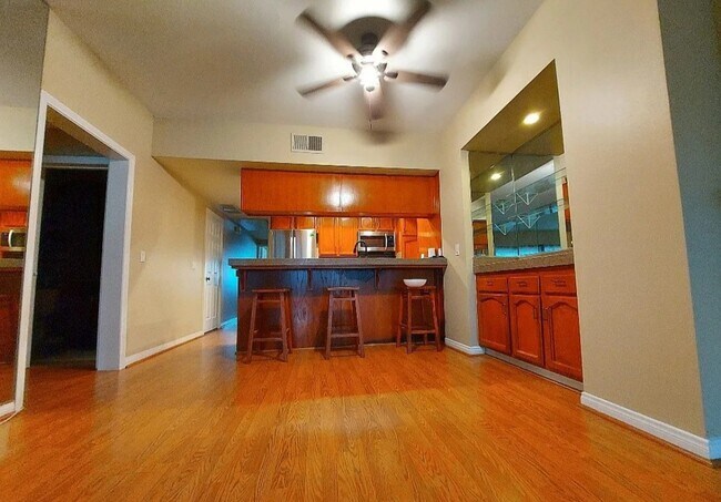 Foto del edificio - 11620 Warner Ave