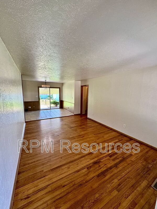 Building Photo - 7116 S Klein Ave