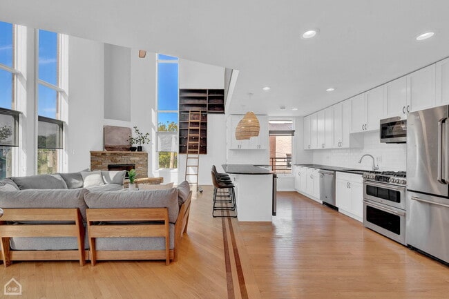 Building Photo - 603 N Paulina St