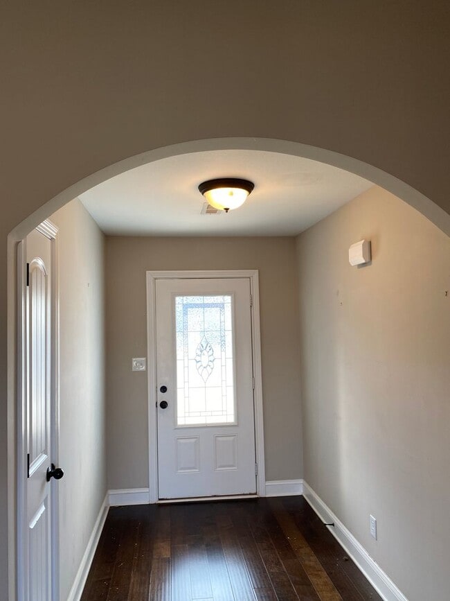 Foto del edificio - Beautiful 3 bed 2 bath home with Bonus room! Close to shopping and Ft. Campbell.