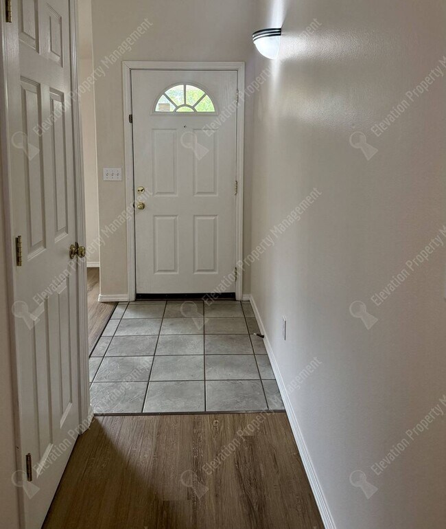Foto del edificio - Single Level 3 BR in NE Bend with huge fenced yard!