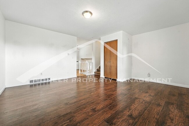 Building Photo - Charming Home with Washer/Dryer and Fenced...
