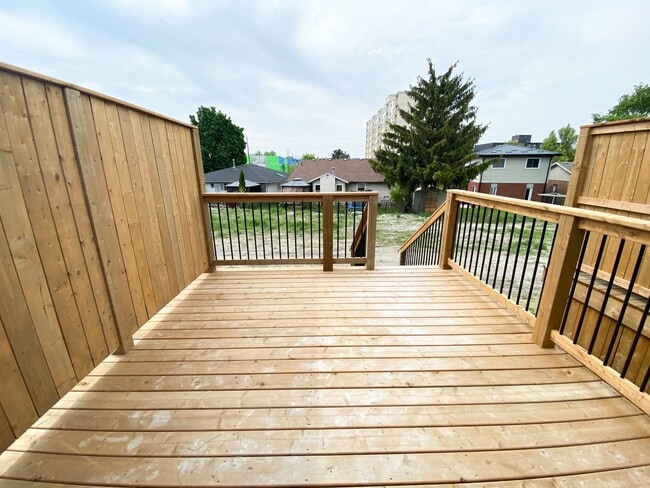 Building Photo - 11 Clara Cres