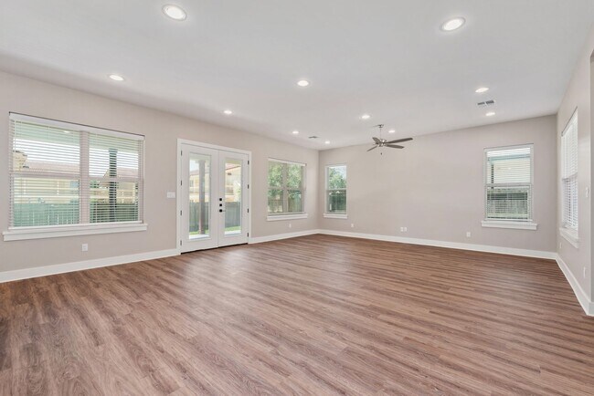 Foto del edificio - Fall 2025 Move In! Gorgeous 4 Bed, 4.5 Bat...