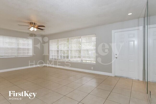 Building Photo - 4962 Pineaire Ln