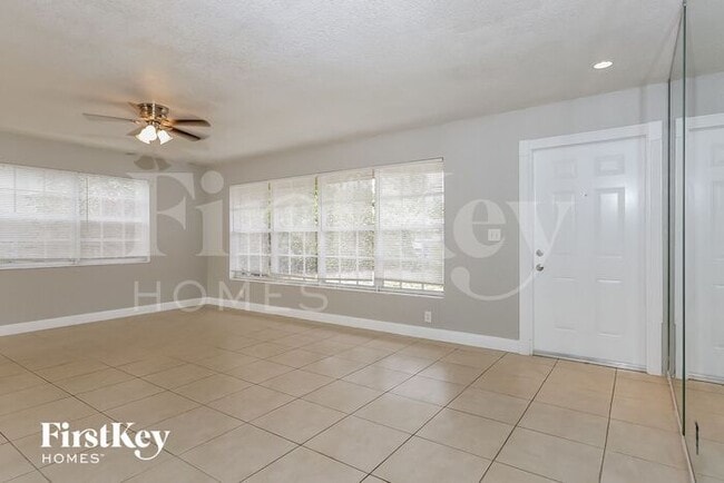 Foto del edificio - 4962 Pineaire Ln