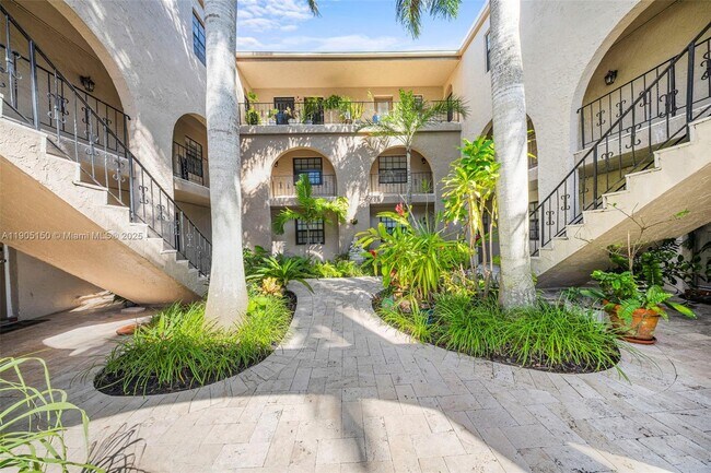 Foto del edificio - 815 NE 28th St