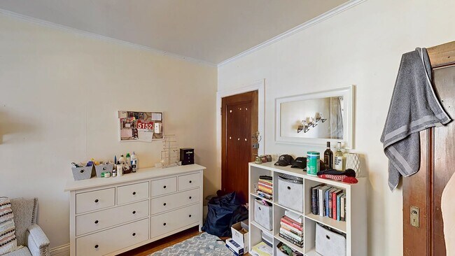 Building Photo - Gorgeous Renovated 2-Bed Split! Heat and Hot Water Included