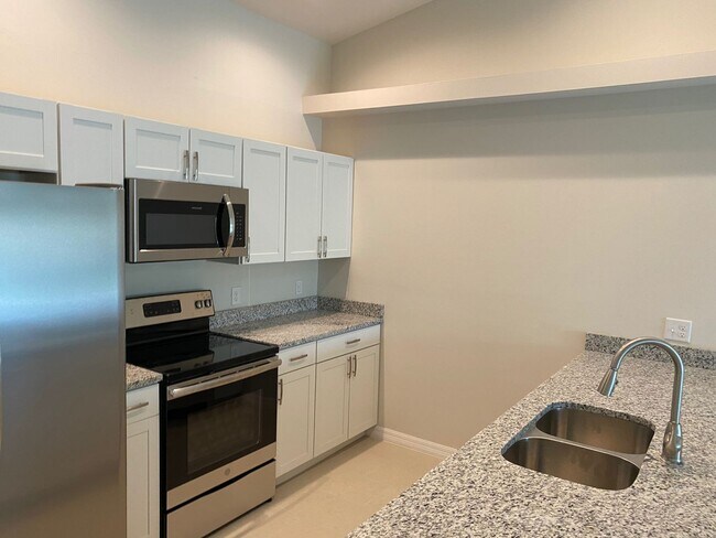 Building Photo - 3 bedroom, 2 bath Duplex "Both side Curren...