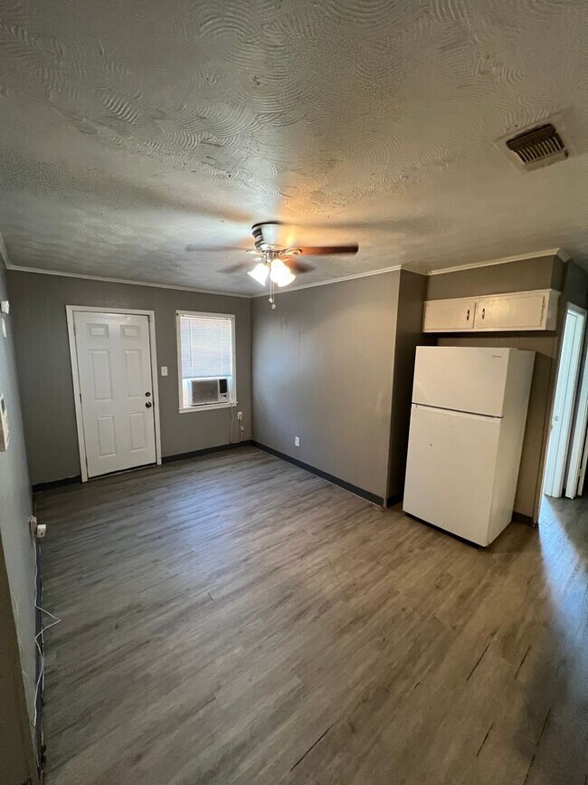 Building Photo - Coming Soon! Nice, 3 bed/1.5 bath with vin...