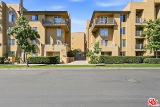 Building Photo - 5831 Seawalk Dr