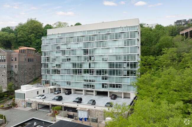 Foto del edificio - 100 Thompson Ln
