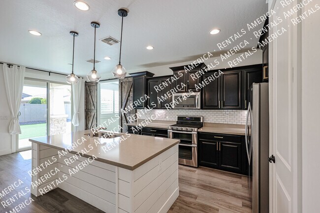 Building Photo - Gorgeous and Charming 4-Bed, 2.5 bath in E...