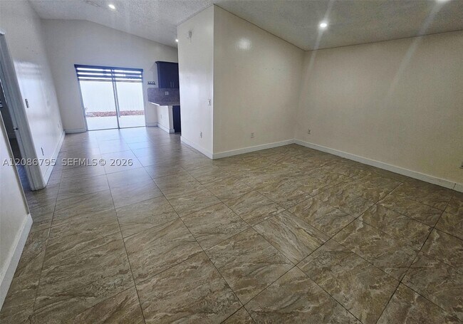 Foto del edificio - 9319 NW 121st St