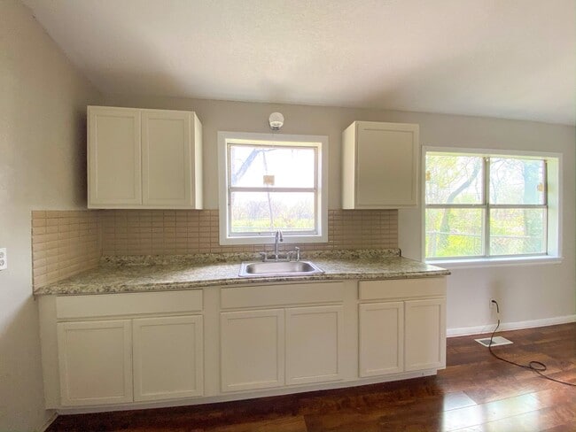 Building Photo - Spacious 3 Bedroom with Updated Kitchen