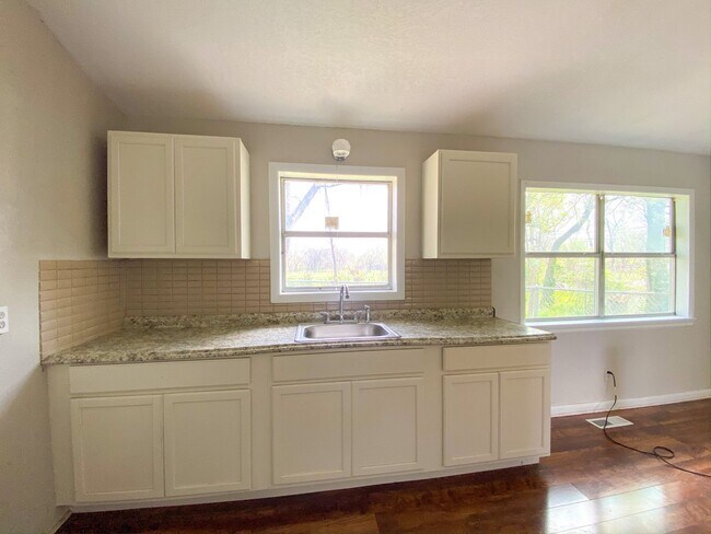 Foto del edificio - Spacious 3 Bedroom with Updated Kitchen