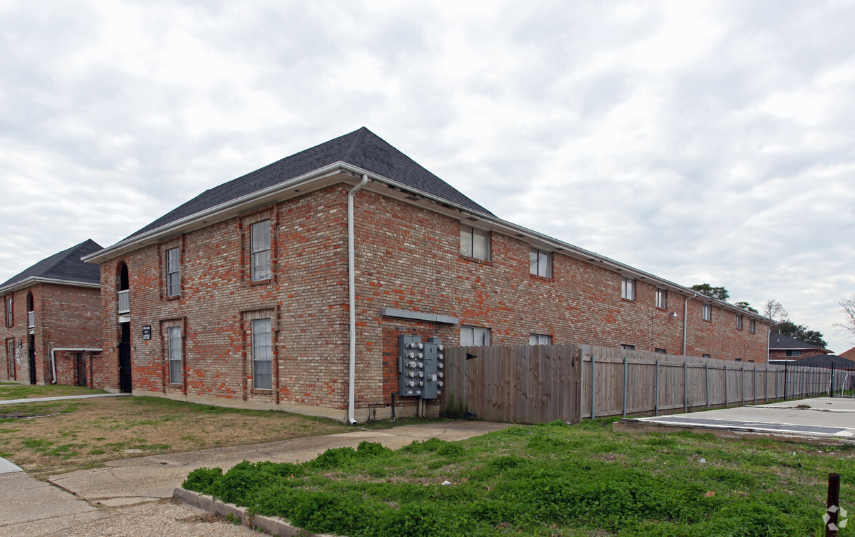 Primary Photo - Crescent City Apartments