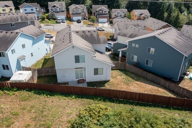 Building Photo - 4 bedroom, 2.5 bath, 2 car garage home in ...