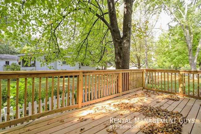 Building Photo - Stunning 4 Bedroom Home! Wayzata School District!