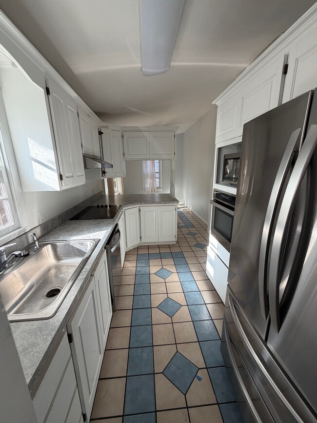 Building Photo - 618 Christopher St