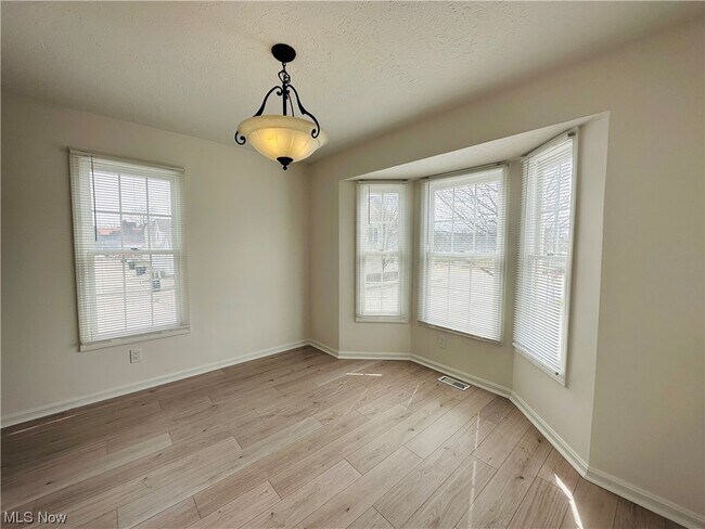 Foto del edificio - 8333 Beacon Pl