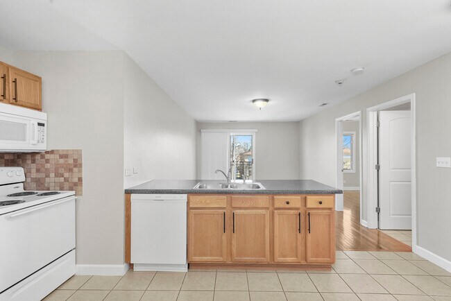 Building Photo - 3423 Ridgeland Ave