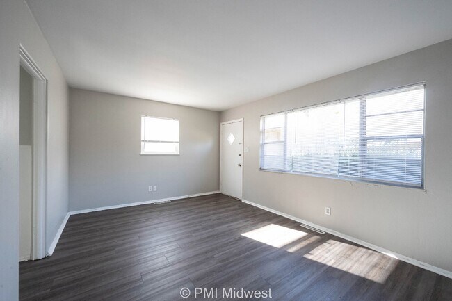 Foto del edificio - Charming 2-Bedroom Duplex in Indianapolis with Modern Amenities!