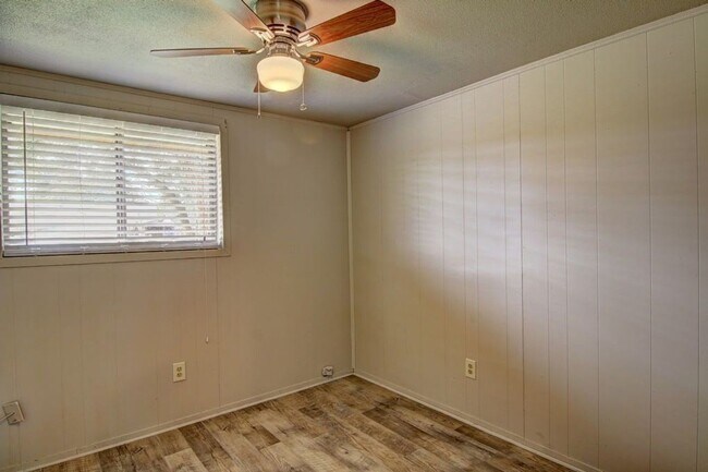 Building Photo - 1202 Baywood Ln