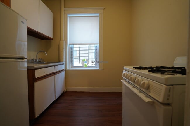 Building Photo - 161 Kelton St