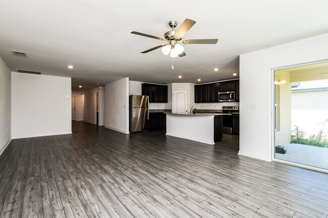 Building Photo - 1375 Swan Lake Cir