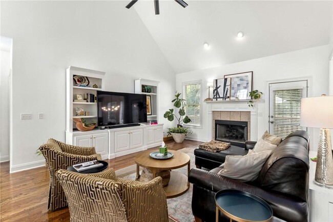Building Photo - Gorgeous Home In Auburn Available Now--Spa...