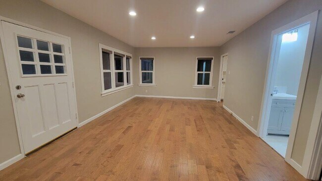 Building Photo - 706 E Verdugo Ave