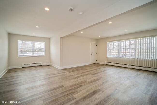 Building Photo - 592 Elm Pl