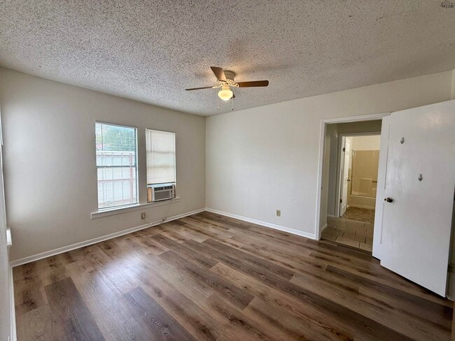 Building Photo - 611 1/2 Sunset Dr