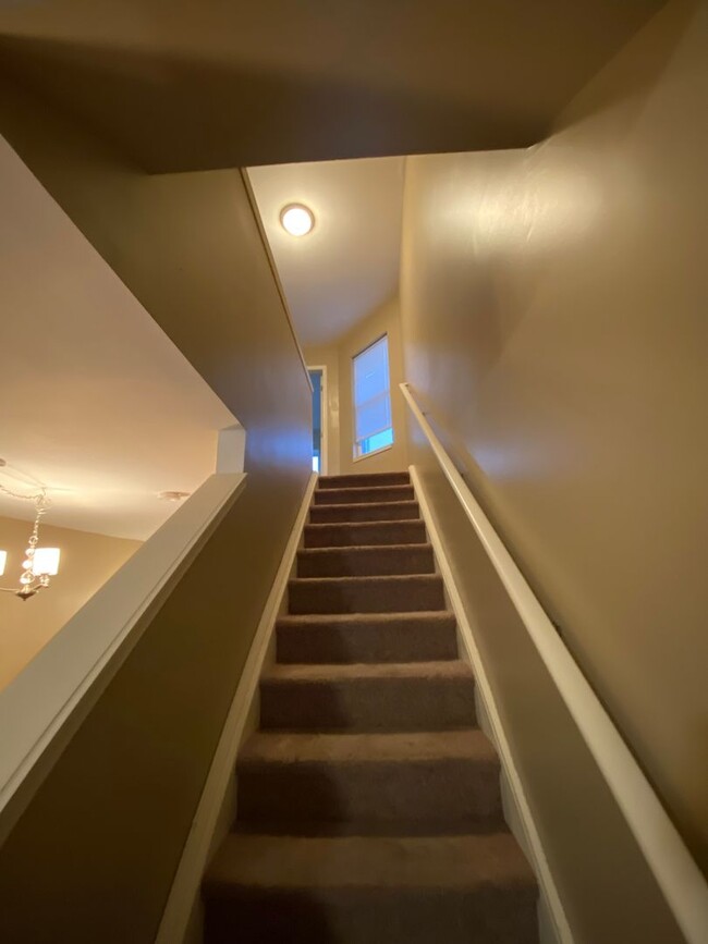 Building Photo - Beautiful 2 Bedroom & 1 Bath Unit!