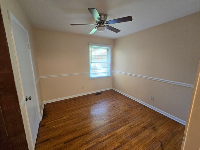 Building Photo - 4 Bedroom 2 Bathroom Home