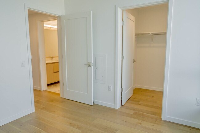Building Photo - 2Bd/2Ba Seattle Apartment