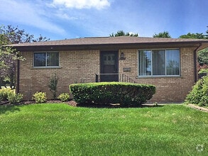 Building Photo - 1640 Greenview Dr