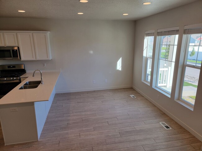 Foto del edificio - BRAND NEW Gorgeous Magna Townhomes!!!
